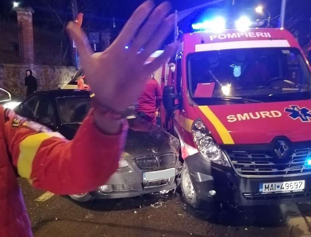 ACCIDENT în Cluj-Napoca. Şoferul SMURD care nu purta mască a încercat să oprească filmarea unui martor ocular