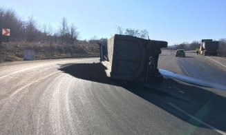 Camion răsturnat într-o curbă, în Topa Mică