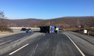 Cluj: Camion răsturnat într-o curbă, în Topa Mică