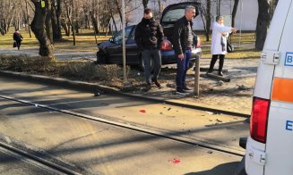 Accident cu trei mașini pe Splaiul Independenței. Una a rupt stâlpii de metal și a ajuns în parc