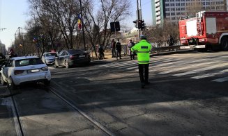 Accident cu trei mașini pe Splaiul Independenței. Una a rupt stâlpii de metal și a ajuns în parc