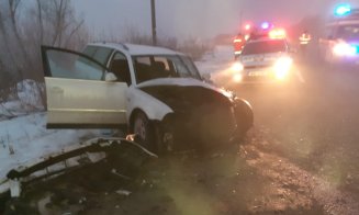 ACCIDENT în Cluj cu un microbuz şcolar. Doi copii şi un adult, transportaţi la spital