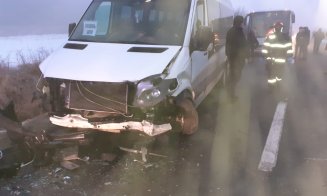 ACCIDENT în Cluj: Un şofer de 20 de ani a lovit pe contrasens un microbuz care transporta elevi. Doi minori şi un adult, au ajuns la spital