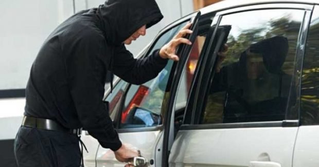 Hoți de mașini, prinși la scurt timp după ce au "acționat" pe o stradă din Cluj-Napoca. Unul era minor