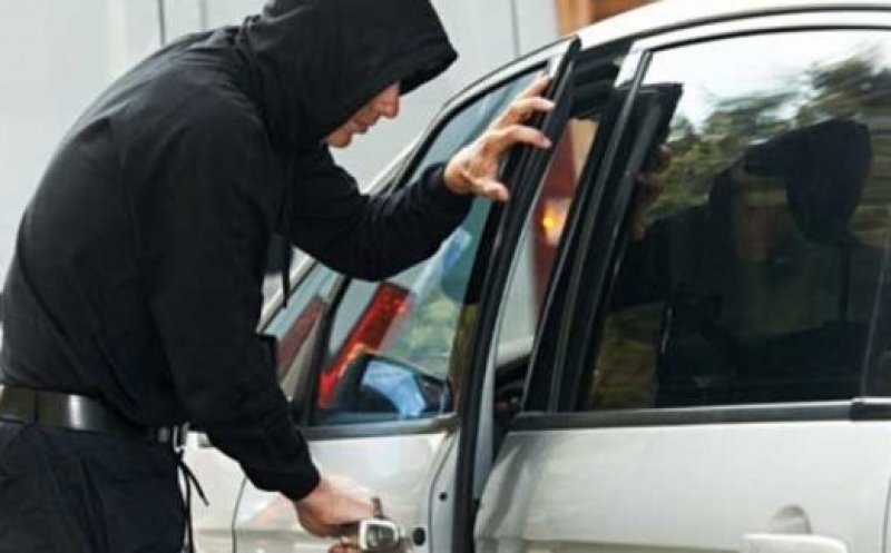 Hoți de mașini, prinși la scurt timp după ce au "acționat" pe o stradă din Cluj-Napoca. Unul era minor