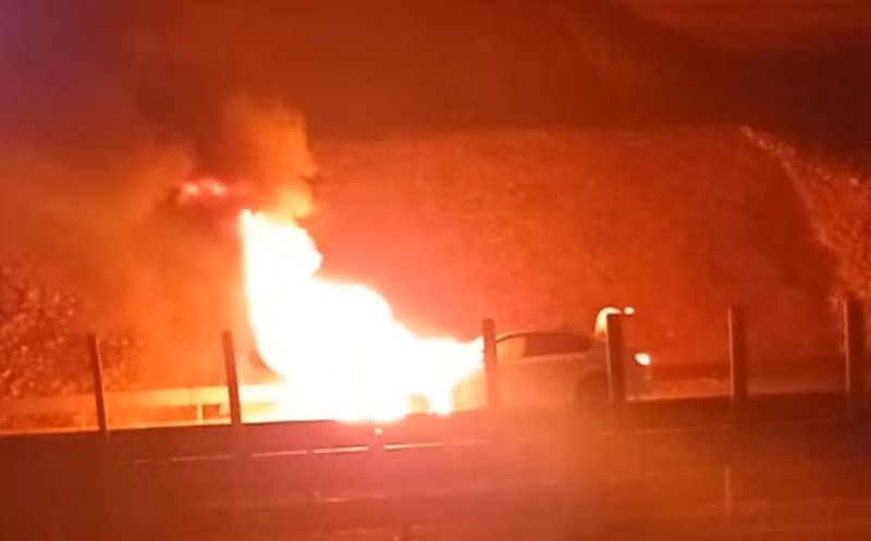 Incendiu pe Autostrada Transilvania. O mașină a ars ca o torță