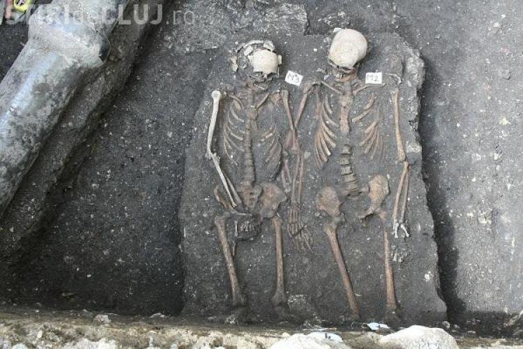 ”Romeo și Julieta de Cluj”, scheletele descoperite ținându-se de mână la Mănăstirea Franciscană. Acum, în expoziție la mall