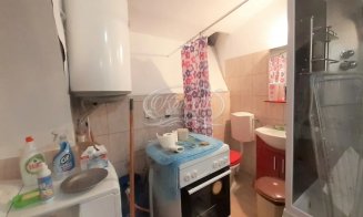 Garsonieră din Cluj-Napoca: WC-ul, ascuns după aragaz deoarece bucătăria este... în baie. Cât costă