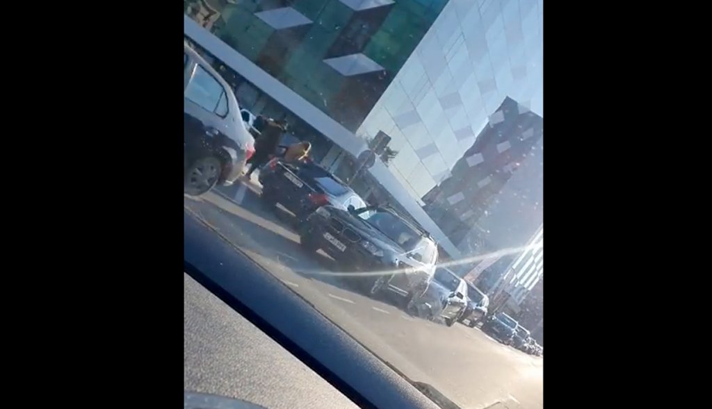 Colegii Andei Adam din Cluj-Napoca: "19 maşini pe pista de biciclete şi 4 în staţia de bus pe strada Henri Barbusse"