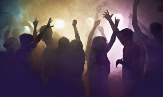 Franţa redeschide discotecile şi autorizează reluarea concertelor cu spectatori în picioare