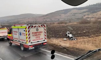 Accident pe Cluj-Turda. A zburat de pe drum și ajuns cu roțile-n sus pe câmp/ Șoferul era băut