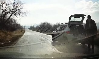 Spirit civic à la Cluj: A luat mistria şi a început să astupe singur gropile de pe strada Lombului