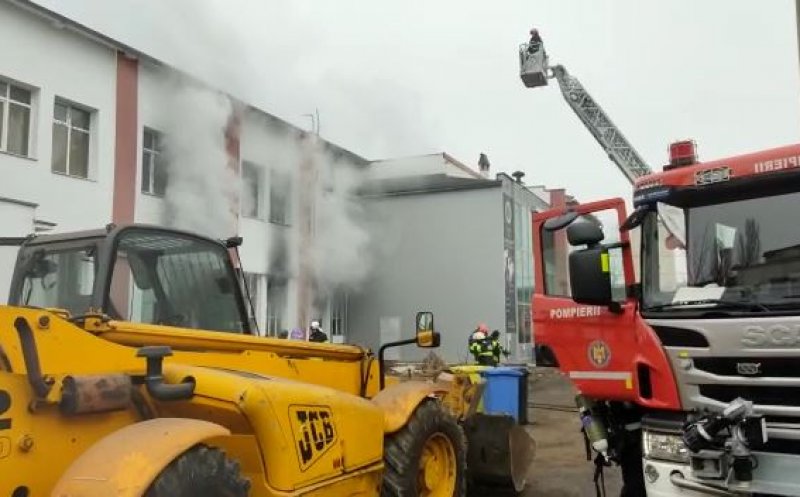 Incendiu la o hală în Piața 1 Mai