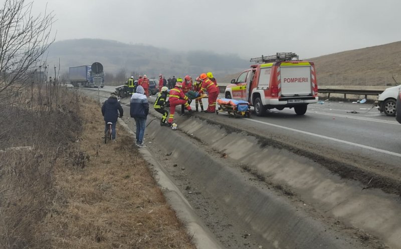 Impact frontal între două mașini pe Vâlcele-Apahida. O persoană a rămas încarcerată/ Trafic blocat