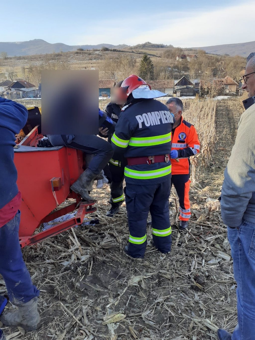 ACCIDENT de muncă în Cluj: Un bărbat și-a prins brațul într-un utilaj agricol. A intervenit descarcerarea