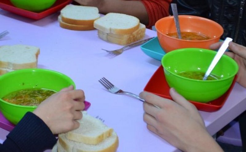 Verde pentru programul „o masă caldă” în patru școli din Cluj-Napoca. Care sunt acestea