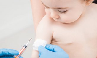 Tot mai mulți părinți evită să-și vaccineze copiii: "Gândiți-vă bine înaintea unui refuz. Sfătuiți-vă cu medicii, nu cu dr. Google"