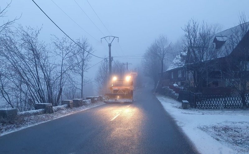 Polei pe mai multe drumuri din Cluj. S-a intervenit cu material antiderapant