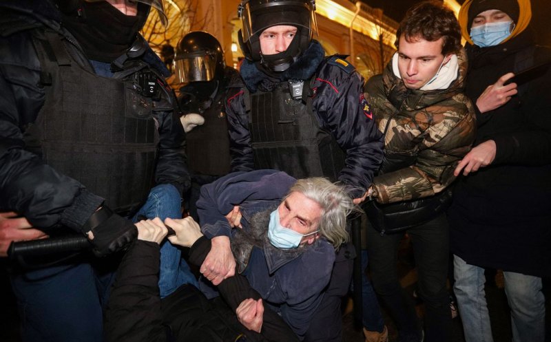 Putin a scos în afara legii demonstrațiile anti-război și a arestat deja aproape 6.000 de protestatari ruși