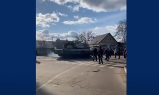 Curajul unei naţiuni: Ucraineni NEÎNARMAŢI încearcă să oprească tancurile ruseşti cu mâinile goale