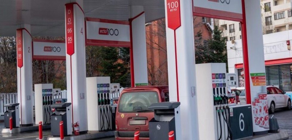 ANPC a luat la control benzinăriile rusești Gazprom, Lukoil și magazinele Berezka