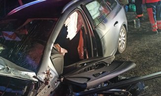 ACCIDENT în Cluj: S-a intervenit cu descarcerarea. Doi copii şi doi adulţi au ajuns la spital