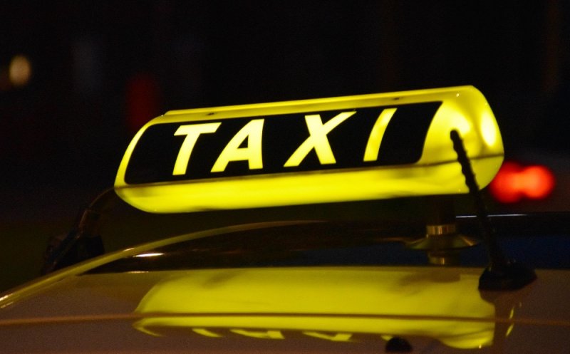 Un taximetrist OPORTUNIST a profitat de trei refugiaţi ucrainieni. A luat o amendă de 10.000 de lei şi a rămas fără autorizaţie