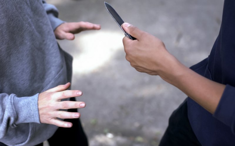 Adolescenți, tâlhăriți în plină stradă, la Cluj-Napoca. Au fost amenințați cu cuțitul pentru un telefon și niște bani