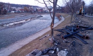 IMAGINI NOI de pe șantierul de modernizare a malurilor Someșului: Se dezmembrează partea metalică a promenadei de pe malul drept