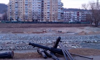 IMAGINI NOI de pe șantierul de modernizare a malurilor Someșului: Se dezmembrează partea metalică a promenadei de pe malul drept