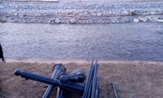 IMAGINI NOI de pe șantierul de modernizare a malurilor Someșului: Se dezmembrează partea metalică a promenadei de pe malul drept