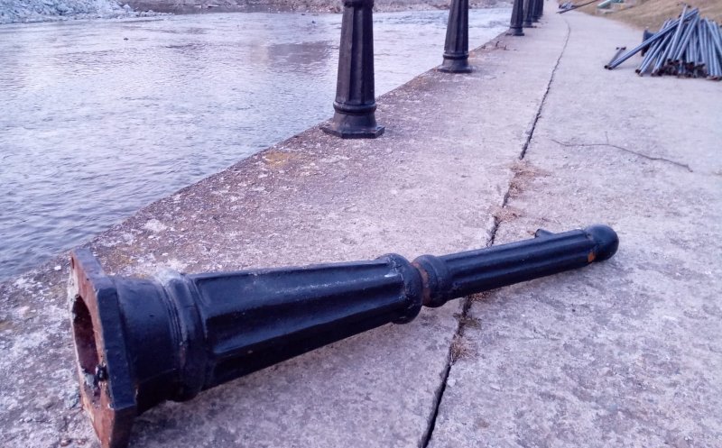 IMAGINI NOI de pe șantierul de modernizare a malurilor Someșului: Se dezmembrează partea metalică a promenadei de pe malul drept