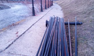 IMAGINI NOI de pe șantierul de modernizare a malurilor Someșului: Se dezmembrează partea metalică a promenadei de pe malul drept