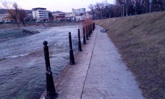 IMAGINI NOI de pe șantierul de modernizare a malurilor Someșului: Se dezmembrează partea metalică a promenadei de pe malul drept