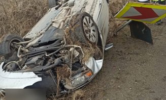 Accident pe un drum din Cluj. Un tânăr s-a dat peste cap cu mașina