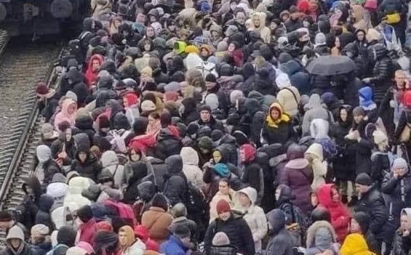 Imagine care va intra în cărțile de istorie! Ucraineni, așteptând trenul salvator în gara din Harkov