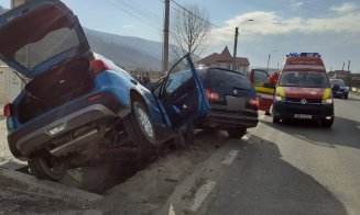 Accident cu răniți pe un drum din Cluj. Două mașini au ajuns în șanț/ Trafic blocat zeci de minute