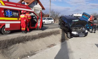 Accident cu răniți pe un drum din Cluj. Două mașini au ajuns în șanț