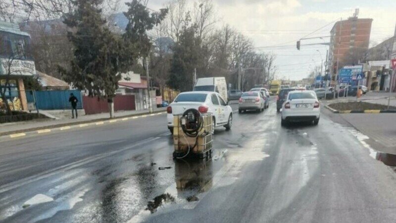 De-a râsu'-plânsu': Și-a făcut provizii de 1.000 de litri de motorină într-un container de plastic, dar l-a răsturnat pe şosea