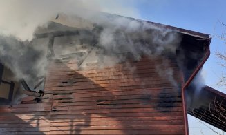 Casă cuprinsă de flăcări în Cluj. Intervin pompierii