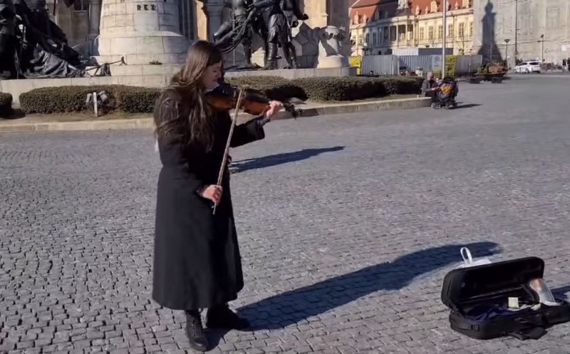 O tânără din Ucraina cântă la vioară în centrul Clujului pentru oprirea războiului