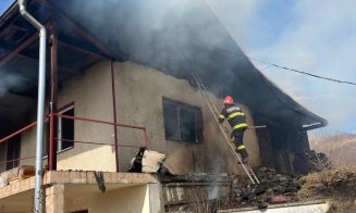 Incendiu la o casă din Cluj. Intervin pompierii