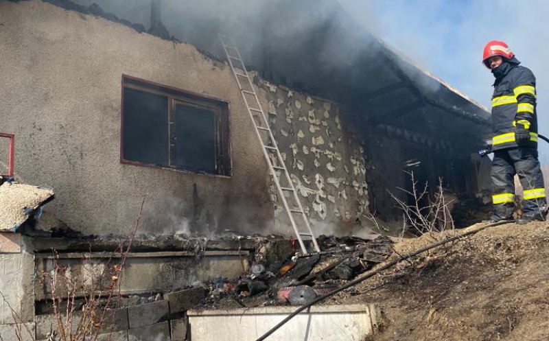 Incendiu la o casă din Cluj. Intervin pompierii