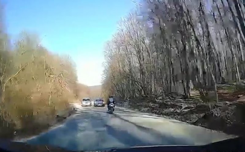 La un pas de o TRAGEDIE pe drumul din Făget! Impact frontal evitat la mustaţă de un motociclist