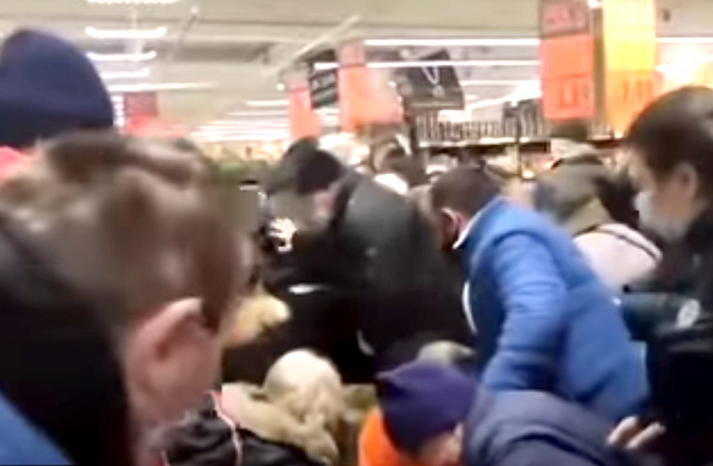 A murit la coadă la ulei. Isterie pentru o promoție și bătaie pentru a ajunge la rafturi