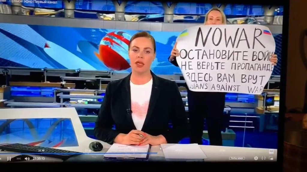 O jurnalistă de la postul public TV din Rusia a intrat peste emisia în direct cu un mesaj anti război. Imediat a fost arestată