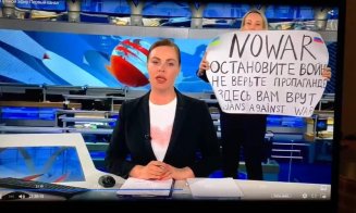 O jurnalistă de la postul public TV din Rusia a intrat peste emisia în direct cu un mesaj anti război. Imediat a fost arestată