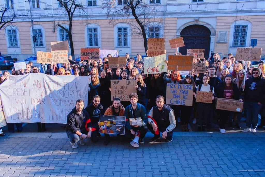 Studenții au protesta la Cluj împotriva deciziei de a reveni la facultate de la o zi la alta: "Fizic în teorie, dar fără bani de chirie"