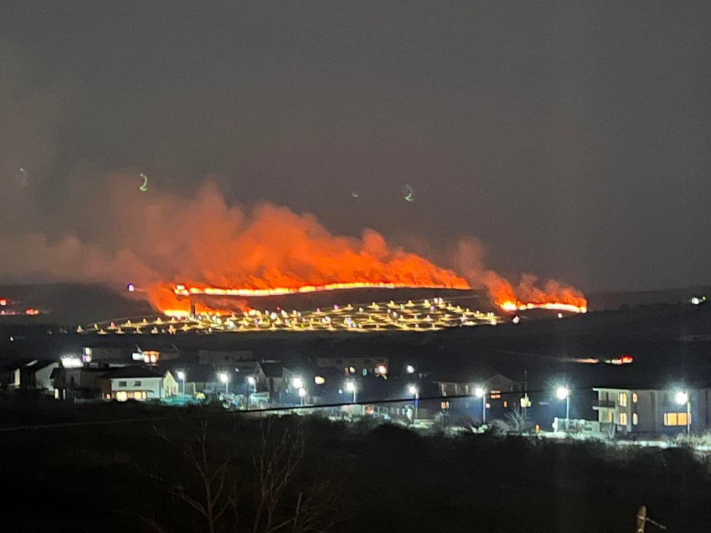 Incendiu de proporții în Cluj-Napoca. Arde dealul în zona Sopor