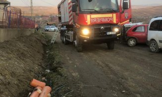 Intervenție de URGENȚĂ la Cluj. O persoană a fost prinsă sub un mal de pământ/ Victima, un bărbat de 43 de ani, a murit